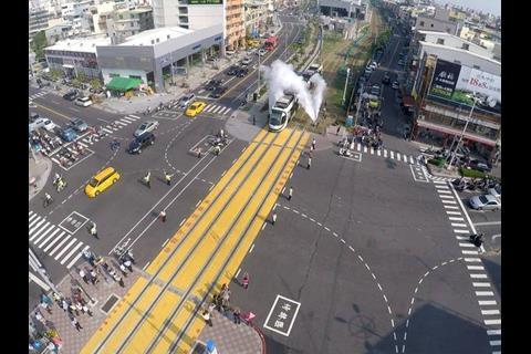 tn_tw-kaohsiung_tram_opening_from_above.jpg